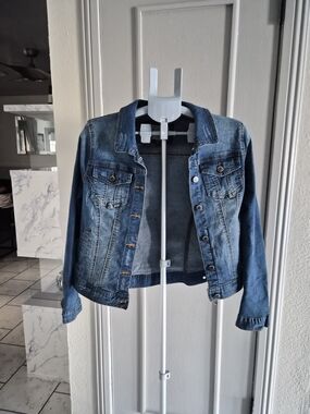 Women's Medium Wash Denim Jean Jacket - Casual Button-Up